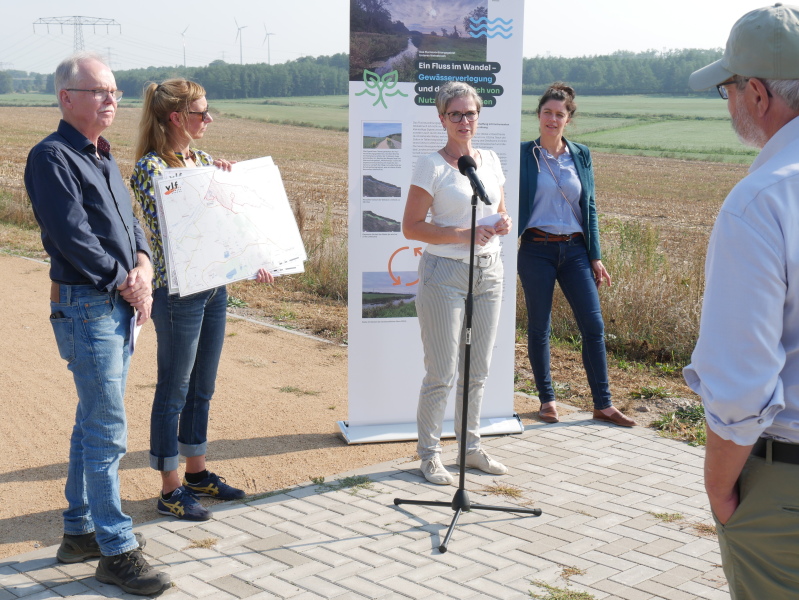 Mitarbeiter des vlf mit Plakaten