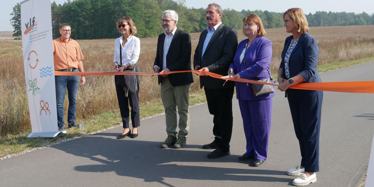 Bild: mehrere Personen, unter anderem Landwirtschaftsminister Vogel, schneiden das Band zur Einweihung des neuen Radweges durch