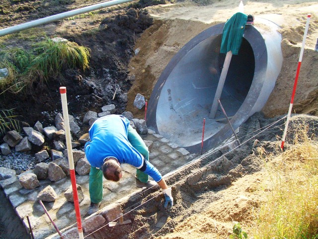 Pflastern der Sohle vor einem Durchlass (Flurbereinigungsverfahren Oehna, Ausbau des Wiesenweges, 2007)
