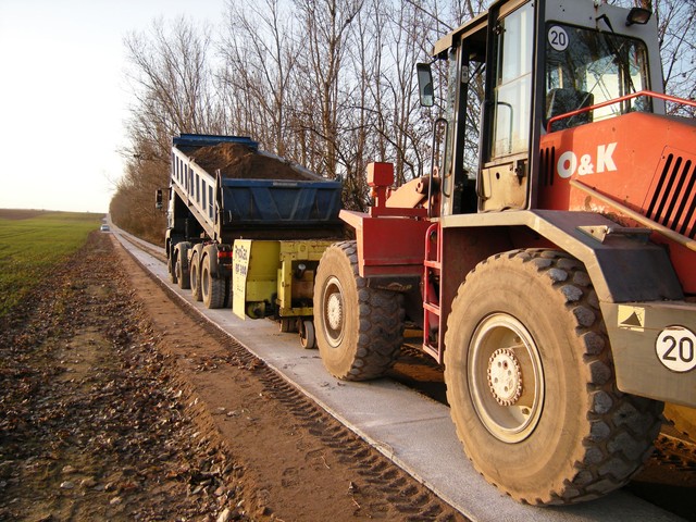 Verfüllen mit Mutterboden nach dem Ausbau (Flurbereinigungsverfahren Oehna, Ausbau des Weges Am Skaterweg, 2011)