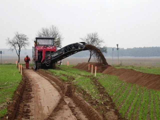 Abfräsen und Lagern des Mutterbodens vor dem Ausbau (Flurbereinigungsverfahren Oehna, Ausbau des Mittelweges, 2010)