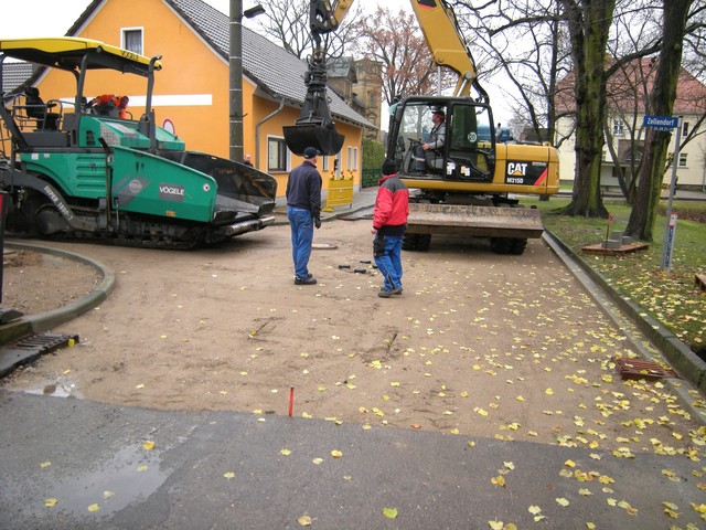 Aufbringen der Asphalttragschicht bei einer Dorfstraße (Flurbereinigungsverfahren Oehna, Ausbau der Dorfstraße in Zellendorf, 2013)