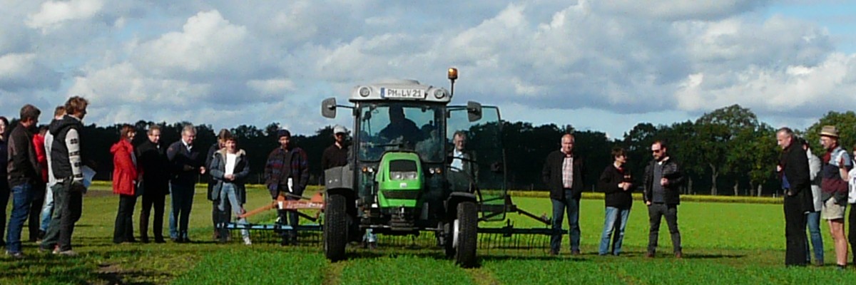 Tag des ökologischen Landbaus 2021 Vorführung der Striegeltechnik auf dem Feld