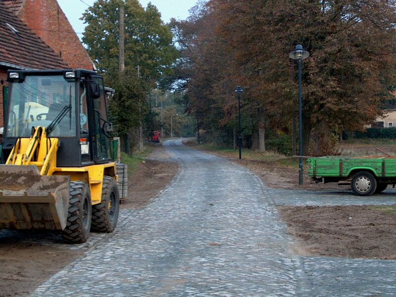 ein Weg führt durch die Landschaft