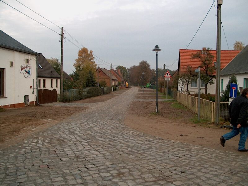 die Bleekstraße in Klein Lüben, links der Ortskiosk