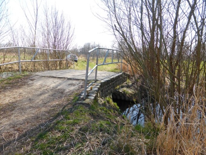 Für die tatsächliche Erschließung der Grundstücke kann es erforderlich sein, dass Gewässer überquert werden müssen. (Bodenordnungsverfahren „Drewitzer Nuthewiesen“, Brückenbauwerk über die Alte Nuthe, Ausbau 2005)