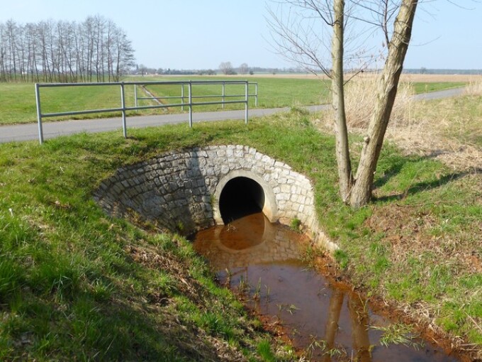 Häufig müssen marode Durchlässe erneuert oder für die Querung von Gewässern neu gebaut werden. (Flurbereinigungsverfahren „Oehna“, Kreuzungsbauwerk an der Nuthe, Ausbau 2009)