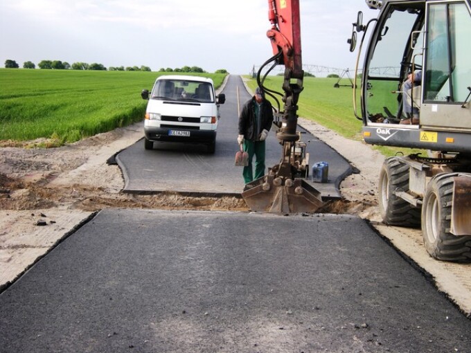 Herstellung einer Rinne zur Ableitung von Niederschlagswasser aus einer Senke (Flurbereinigungsverfahren Oehna, Ausbau des Kooperationsweges Nord, 2008)