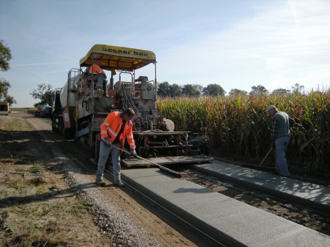 Herstellen von Betonspurbahnen eines ländlichen Wirtschaftsweges (Flurbereinigungsverfahren Oehna, Ausbau des Borgisdorfer Weges, 2009)