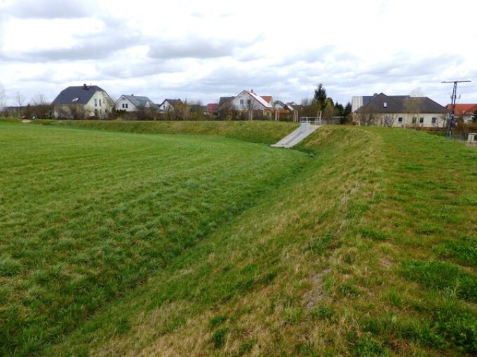 Durch die Flurneuordnung können Flächen für öffentliche Anlagen anderer Vorhabensträger bereitgestellt werden. (Flurbereinigungsverfahren „Radewege“, Niederschlagswasser-Schutzwall für die Siedlung „Am Molkenberg“, Ausbau 2014)
