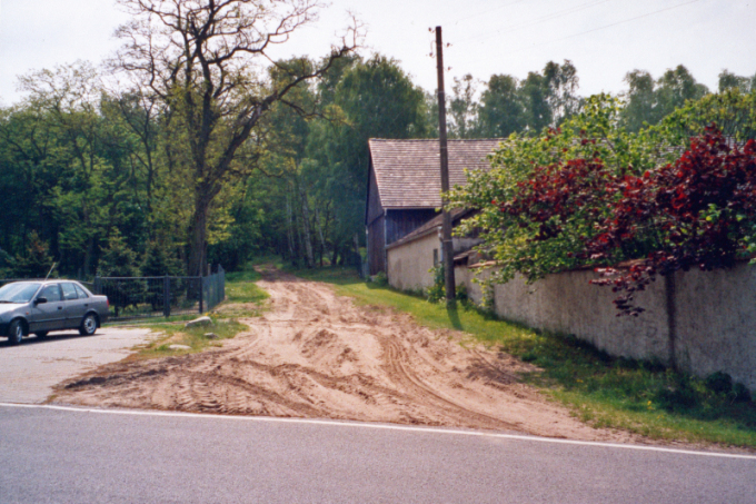in Wittmansdorf führt neben dem Friedhof ein Sandweg in den Wald