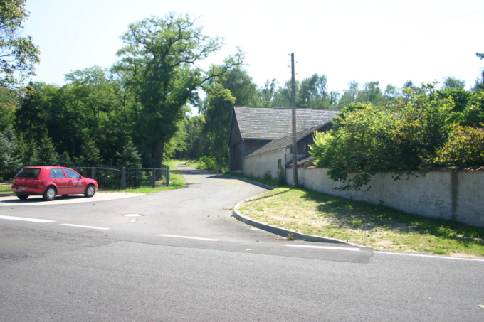 in Wittmansdorf führt neben dem Friedhof eine Teerstraße in den Wald