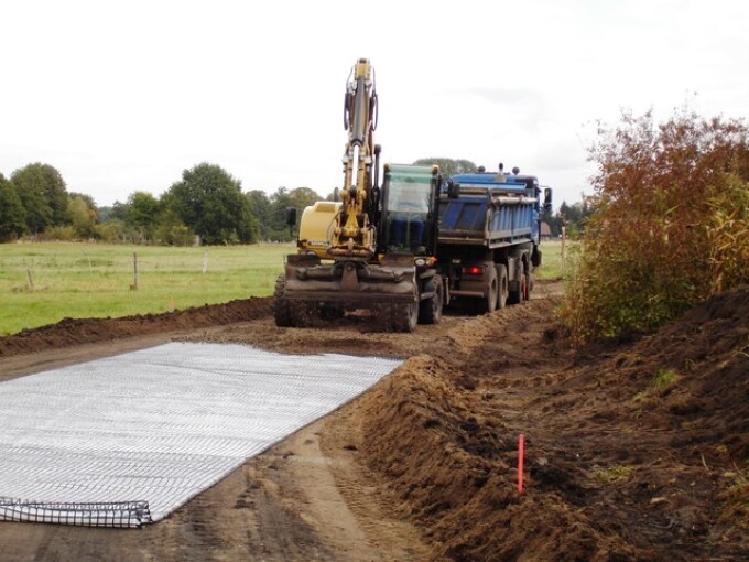 Einbau von Geotextil als Unterbau eines ländlichen Weges (Bodenordnungsverfahren Wusterwitz, Ausbau des Weges An der Schaltstation, 2012)