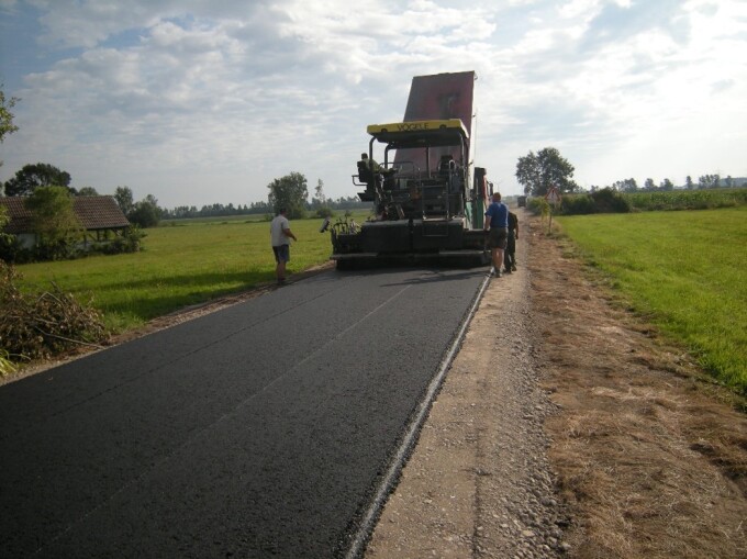 Ausbau der Flughafenstraße mit schweren Maschinen