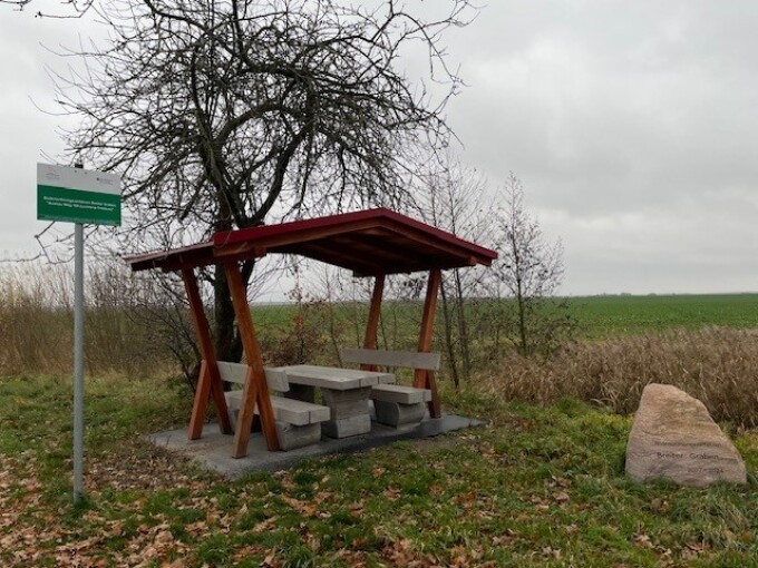 eine überdachte Raststelle am Breiten Graben